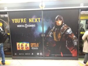 Propaganda Mortal Kombat 11 - Metrô de São Paulo - 2019